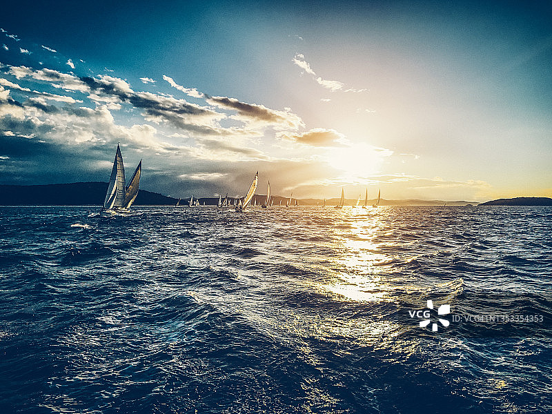 在晴朗的秋日早晨举行的帆船赛图片素材