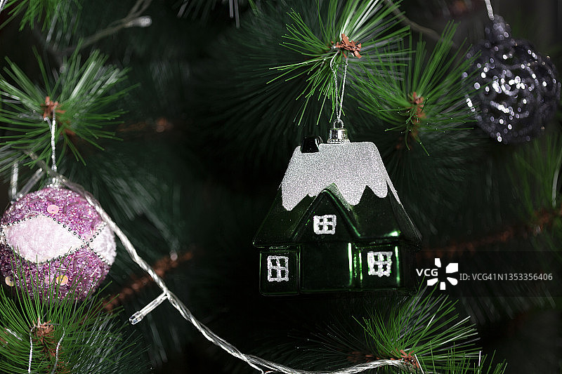 圣诞树上的圣诞装饰——小房子图片素材