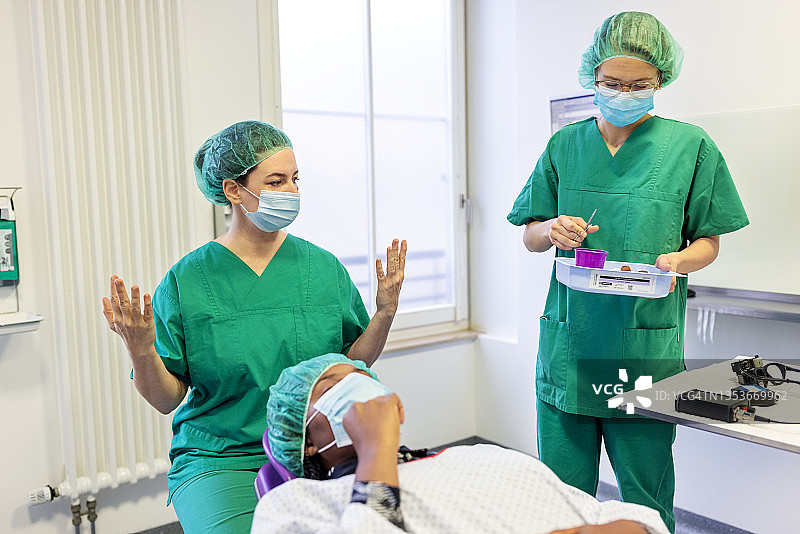 外科医生正在手术室里为一位女病人做眼科手术图片素材
