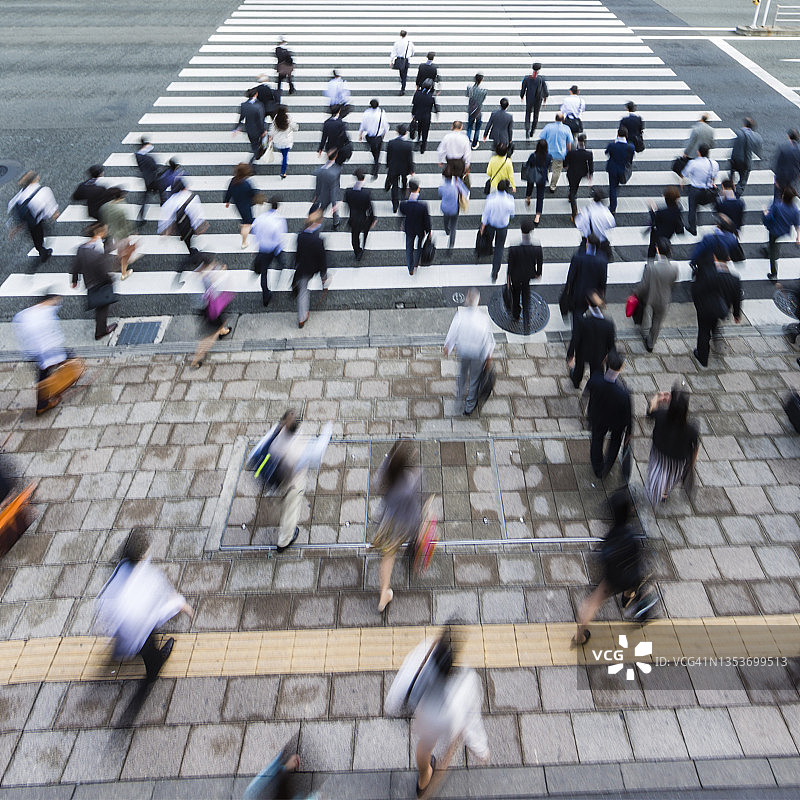 模糊运动的东京人行横道场景图片素材