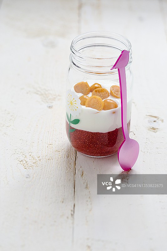 草莓奇亚籽甜点，酸奶和酸浆装在玻璃瓶里图片素材