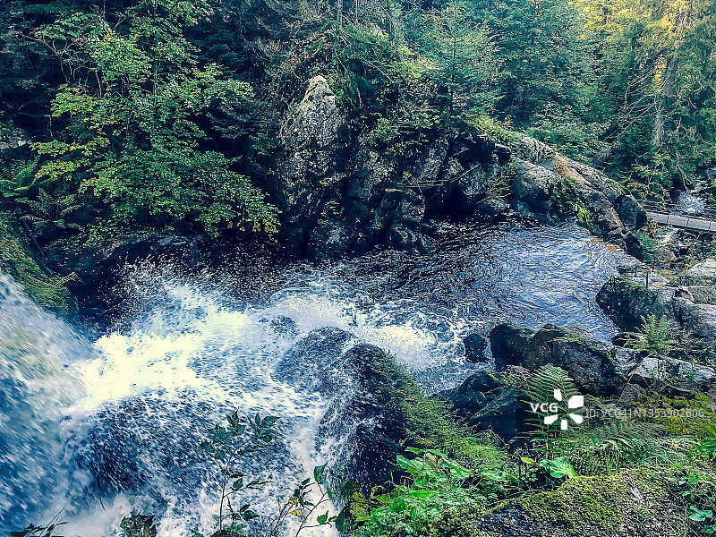 黑森林中有瀑布的小石河。图片素材