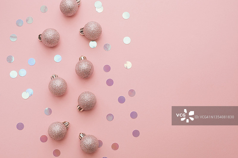 粉红色发光圣诞饰品:粉红色背景上的小圆球或小玩意图片素材