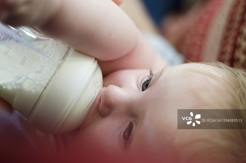 婴儿奶瓶喂养的特写镜头图片素材