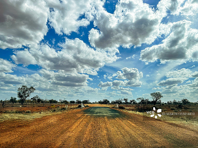 澳大利亚内陆公路之旅，驾驶在乡村公路和云图片素材