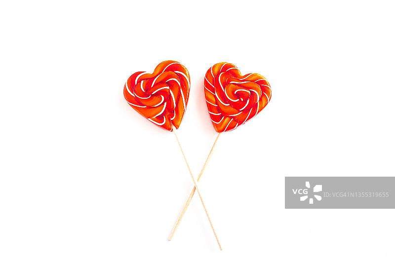 近距离的糖果甘蔗在形状的心脏孤立在白色的背景。情人节的象征图片素材