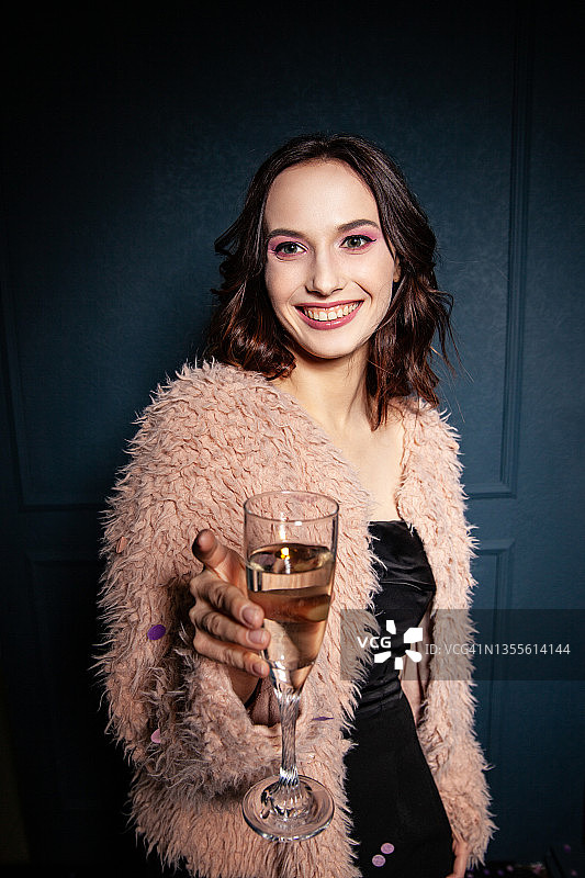 快乐的女人用香槟庆祝节日图片素材
