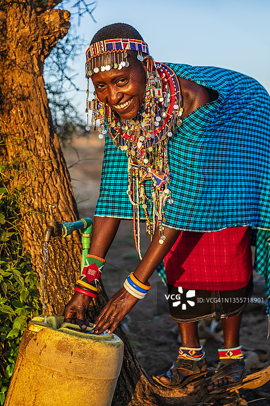 东非肯尼亚马赛部落取水的非洲妇女图片素材