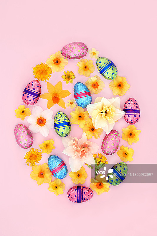 复活节彩蛋概念形状与铝箔包裹的鸡蛋和的花朵。设计元素的节日季节在粉红色的背景。前视图。图片素材
