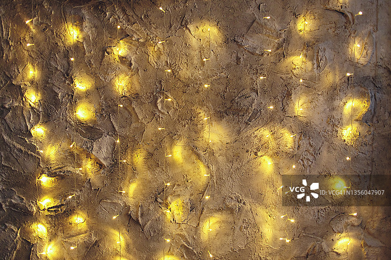圣诞背景与发光的花环灯。庆祝新年的概念。图片素材