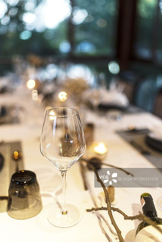 精美餐厅餐桌上的葡萄酒杯图片素材