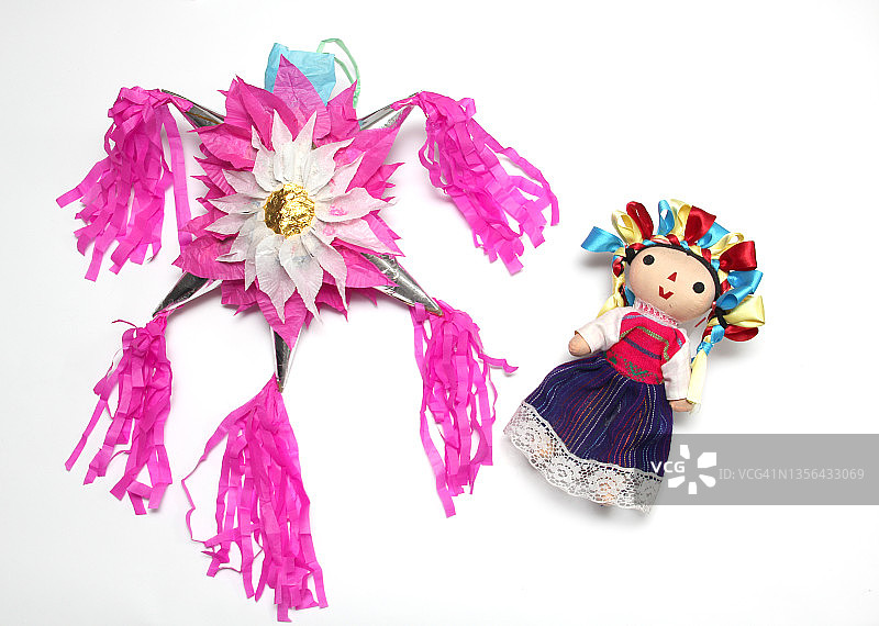 墨西哥手工制作piñata粘土和彩色纸庆祝posadas和圣诞娃娃，手杖和一品红花图片素材