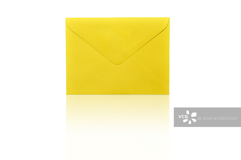 黄色封闭信封孤立在白色背景。图片素材