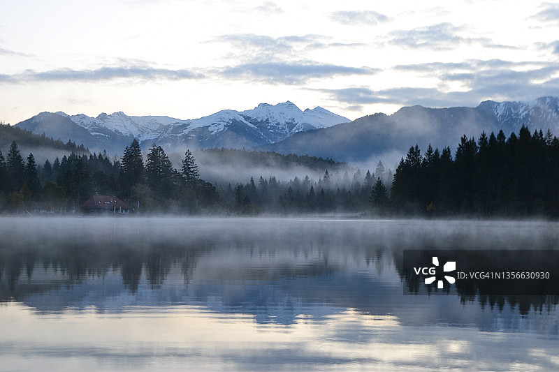 雾蒙蒙的日出在镜山湖图片素材