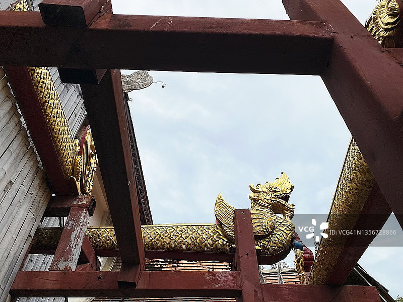 佛教的神话生物。木雕而成，并涂上金色。图片素材