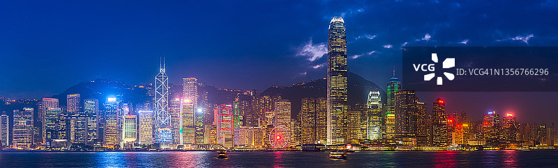 香港闪闪发光的摩天大楼，霓虹夜景，照亮海港全景图片素材