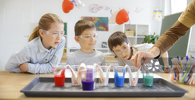 孩子们在实验室里观察水的流动实验图片素材