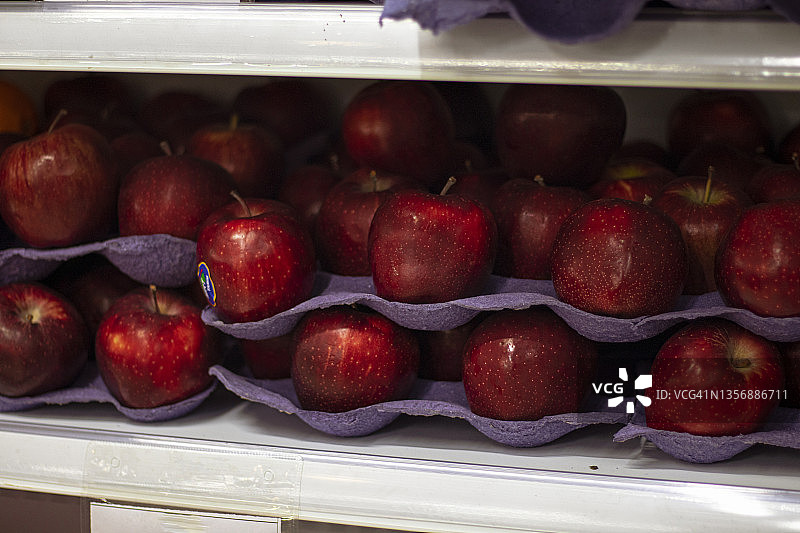 超市货架上的苹果出售。图片素材