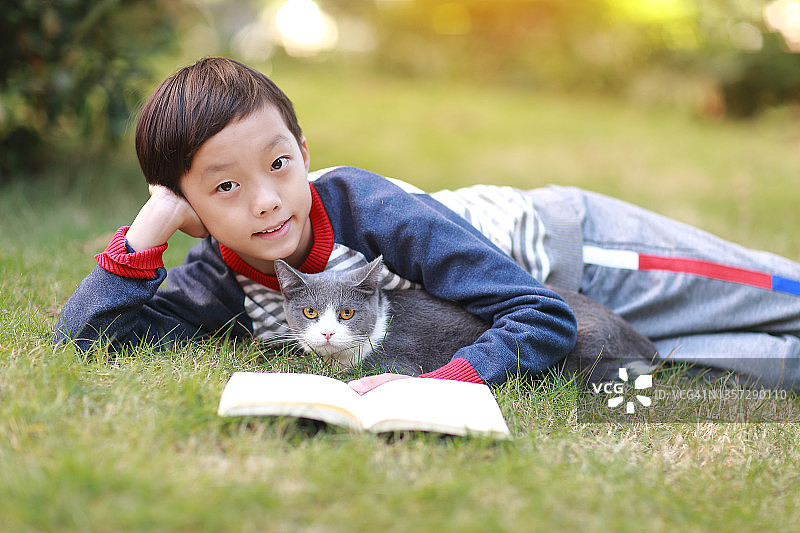 男孩和他的猫在看书图片素材
