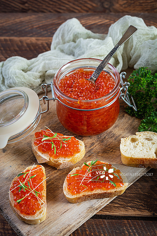 美味新鲜的红色鱼子酱与法式吐司在木制的背景图片素材