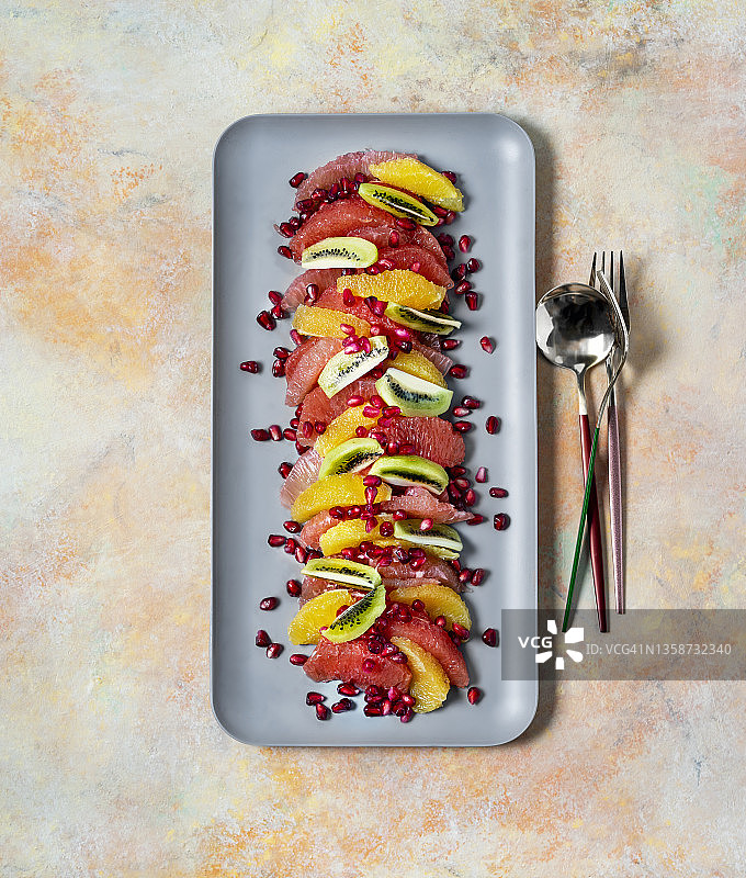 热带水果沙拉托盘上多色的背景图片素材