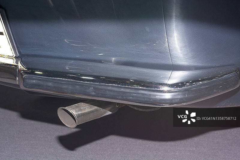 一辆银色汽车的排气管图片素材