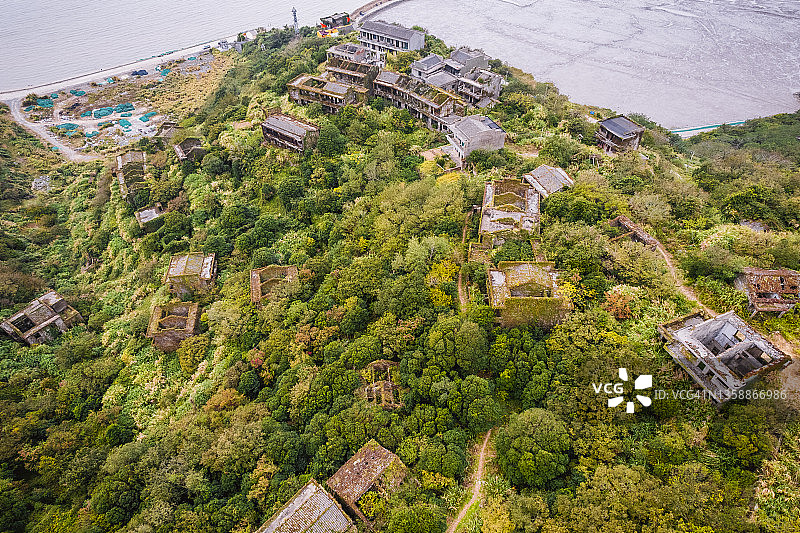 废弃的村舍建筑在山上，舟山，浙江，中国图片素材