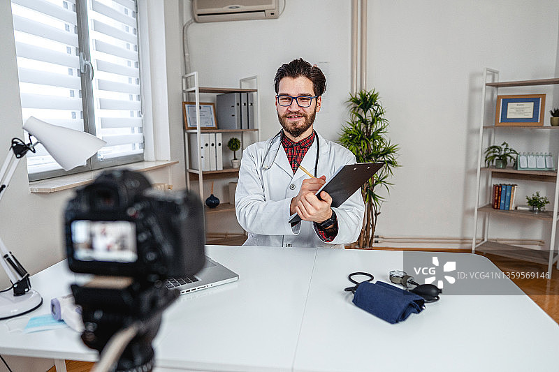 积极的男医生正在与他的病人进行远程医疗在线视频通话图片素材