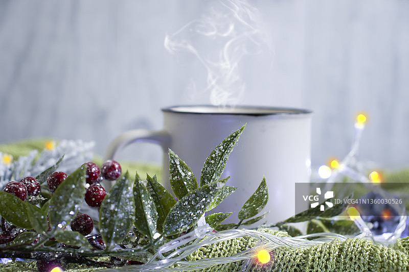一杯咖啡的圣诞树树枝，节日的背景图片素材