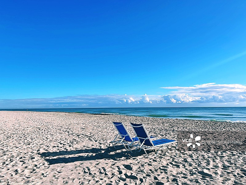 美国佛罗里达州迈阿密的迈阿密海滩上，两个空的太阳躺椅图片素材