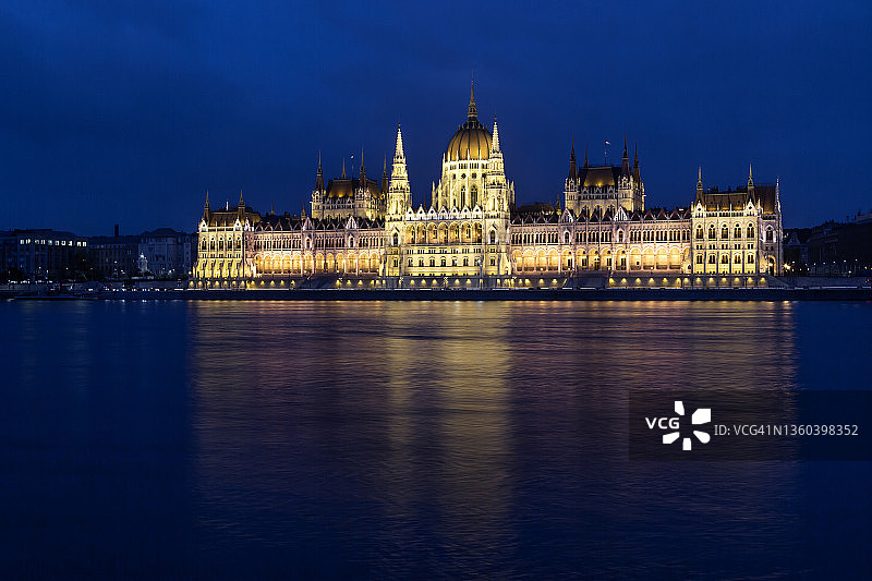 蓝色时刻的匈牙利议会大厦(匈牙利布达佩斯)图片素材