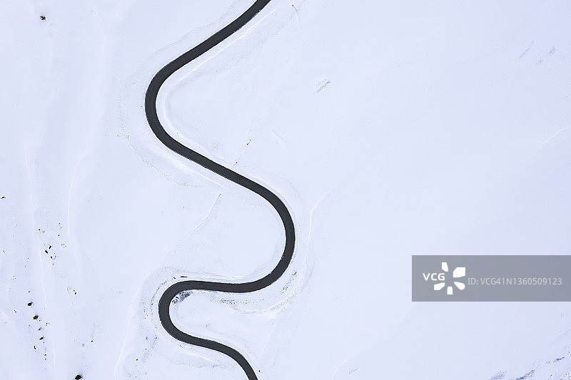 雪中蜿蜒的道路。顶视图。图片素材