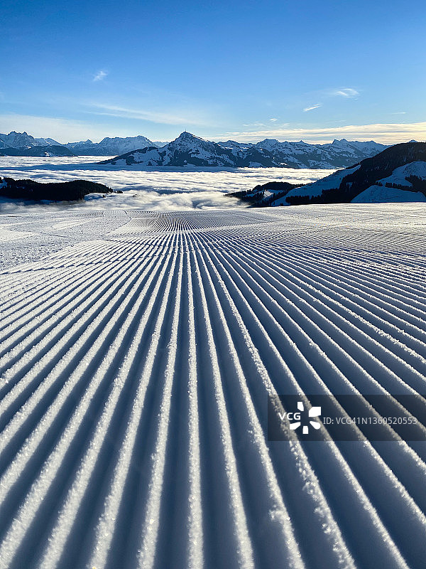未经修整的斜坡在滑雪区全景山景|奥地利图片素材