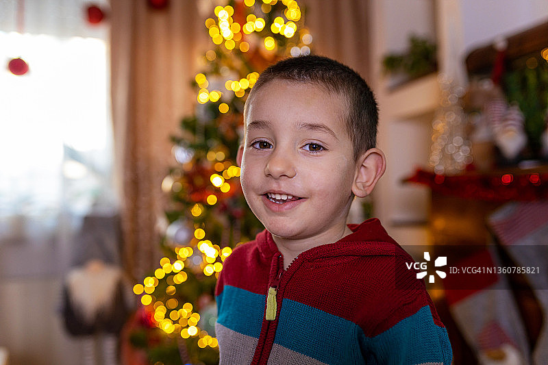 可爱的男孩的肖像，在圣诞节假期图片素材