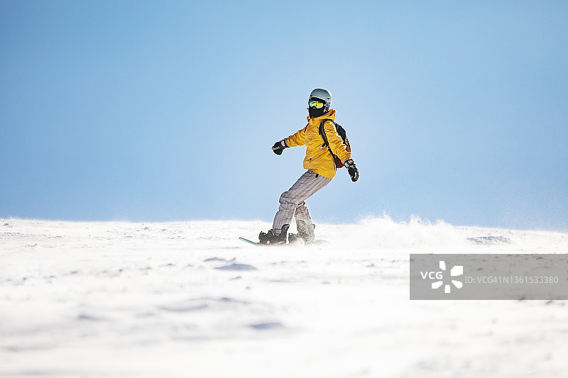 滑雪胜地的女子单板滑雪图片素材