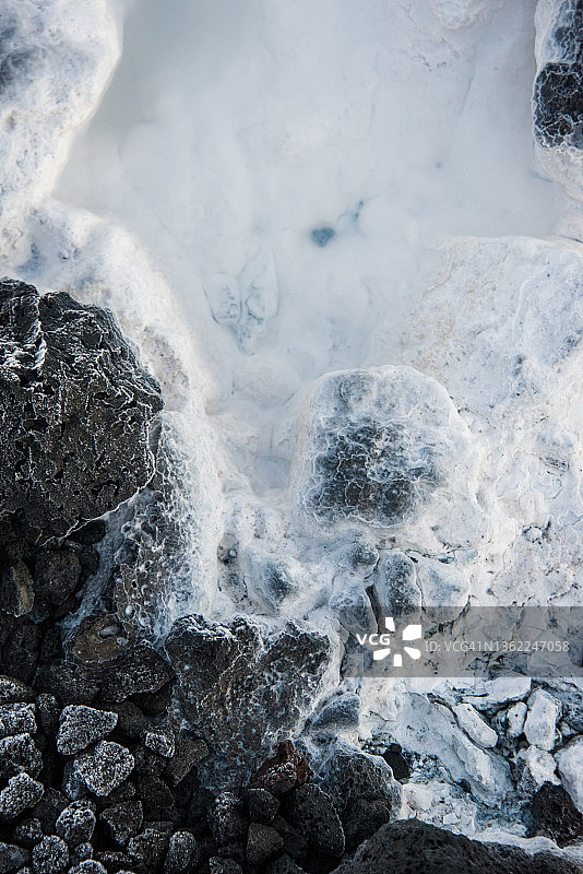 熔岩石在冰岛地热蓝色温泉覆盖着二氧化硅图片素材