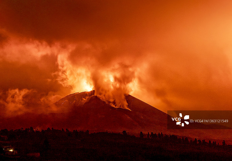 火山喷发，在夜间火山口喷出火山碎屑和熔岩的特写镜头。位于拉帕尔马加那利岛的康伯维哈火山。图片素材