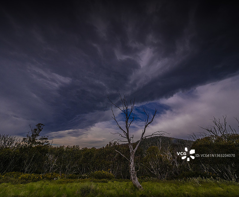 新南威尔士州南部雪山，科修斯科国家公园彩虹湖的暴风雨天气。图片素材