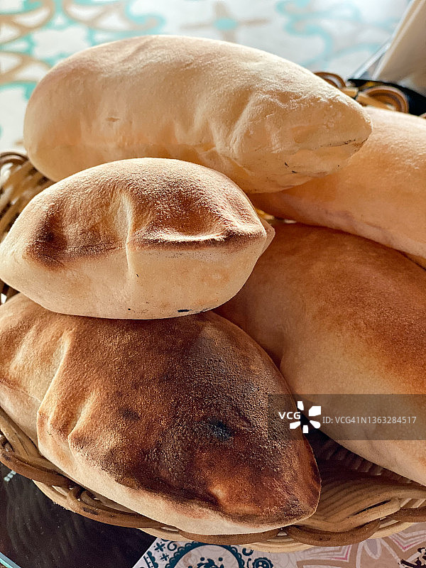 卡塔尔传统的Khubz阿拉伯面包图片素材