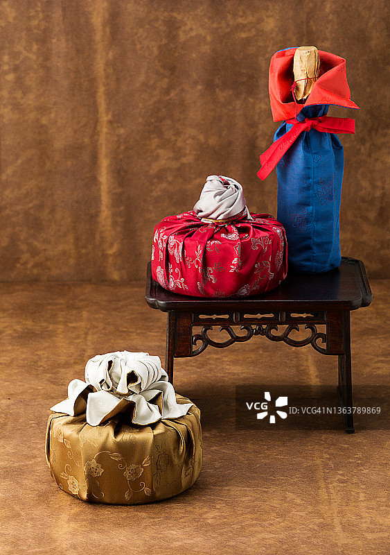 用韩国传统布包裹的礼物图片素材