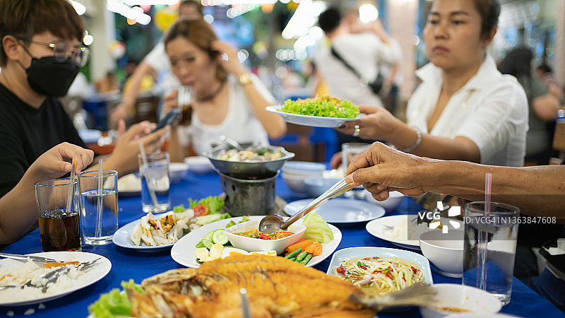 亚洲家庭聚会和吃饭图片素材