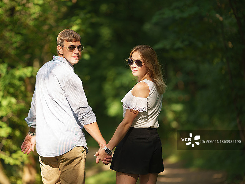 异性情侣在自然公园散步图片素材
