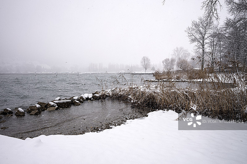 冬天，贝尔湖边下雪的天气图片素材