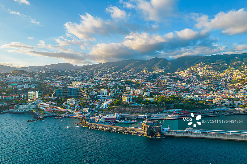 鸟瞰Funchal港口和马德拉山区的住宅区图片素材