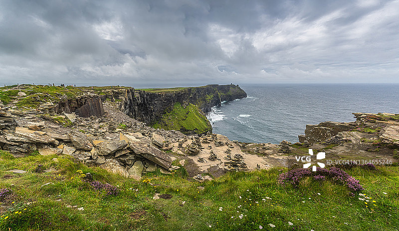 爱尔兰莫赫悬崖边缘的岩石平衡全景图片素材
