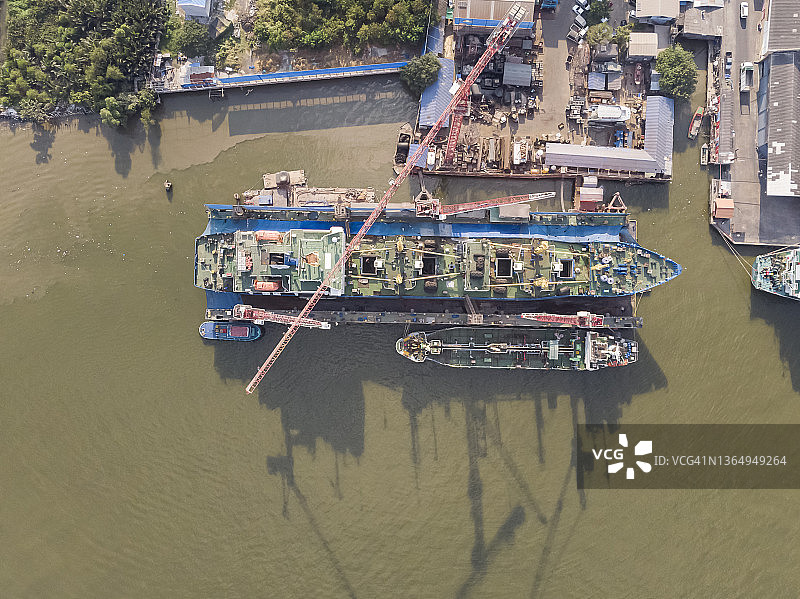 鸟瞰图，河边的大型船厂和修理大型油船的起重机。图片素材