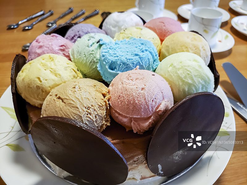 不同颜色和口味的冰淇淋块或球图片素材