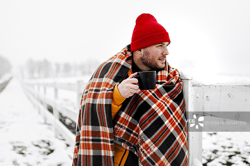 人们喝着咖啡，在雪天里散步图片素材