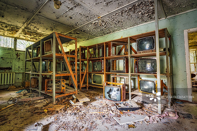 乌克兰，基辅州，普里皮亚季，长期废弃的电视商店内部图片素材