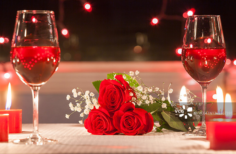 浪漫的烛光晚餐。情人节。图片素材
